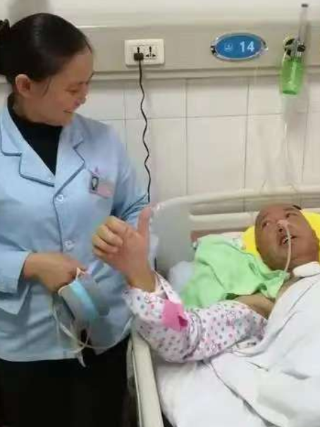 辽宁找专业护工保姆照顾骨折老人多少钱｜推荐沈阳静恩家政护工保姆公司靠谱口碑好