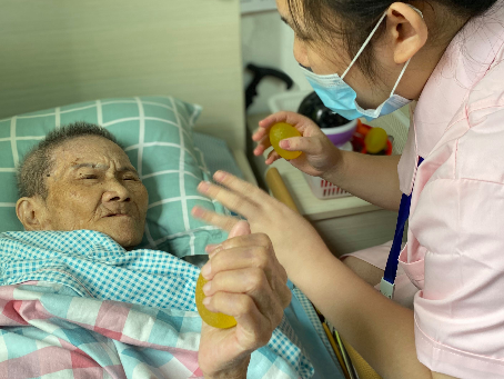 辽宁找医院护工住家保姆陪护帕金森卧床老人多少钱｜推荐沈阳静恩家政公司排名榜前十名